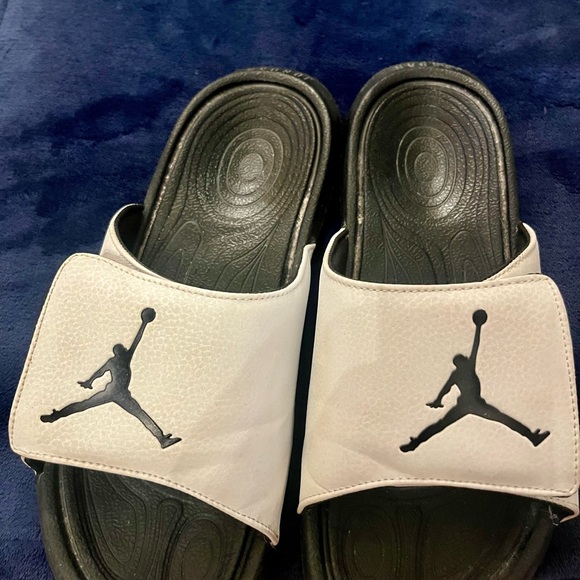 Jordan Slides in white size 9. Beautiful and very comfortable for anyone. 🏀 - Picture 6 of 6